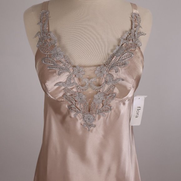 ❄ NWT Flora Nikrooz Taupe Silver Satin Lace Bridal Nightgown Lingerie Negligee S - Picture 1 of 12